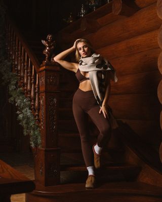 🤎 Hnědá - nadčasová barva podzimu, která nikdy nevyjde z módy. Topy, které zvládnou všechno – od ranního pilates přes běh...