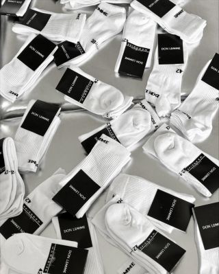 Bílé ponožky z příjemného materiálu. Chodidlo je vyztužené froté vrstvou. Produkt obsahuje jeden pár ponožek. Vyrobeno v...